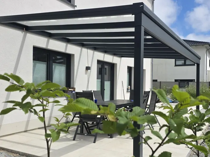 Fertiges Terrassendach aus Alu mit Glas