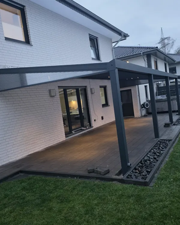 Terrassendach aus Alu mit Glas am Wohnhaus