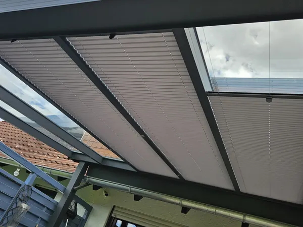 Unterdachmarkise unter einem Glasdach