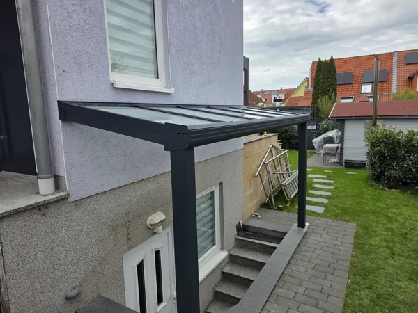 Terrassendach aus Alu mit Glas über einer Terrasse