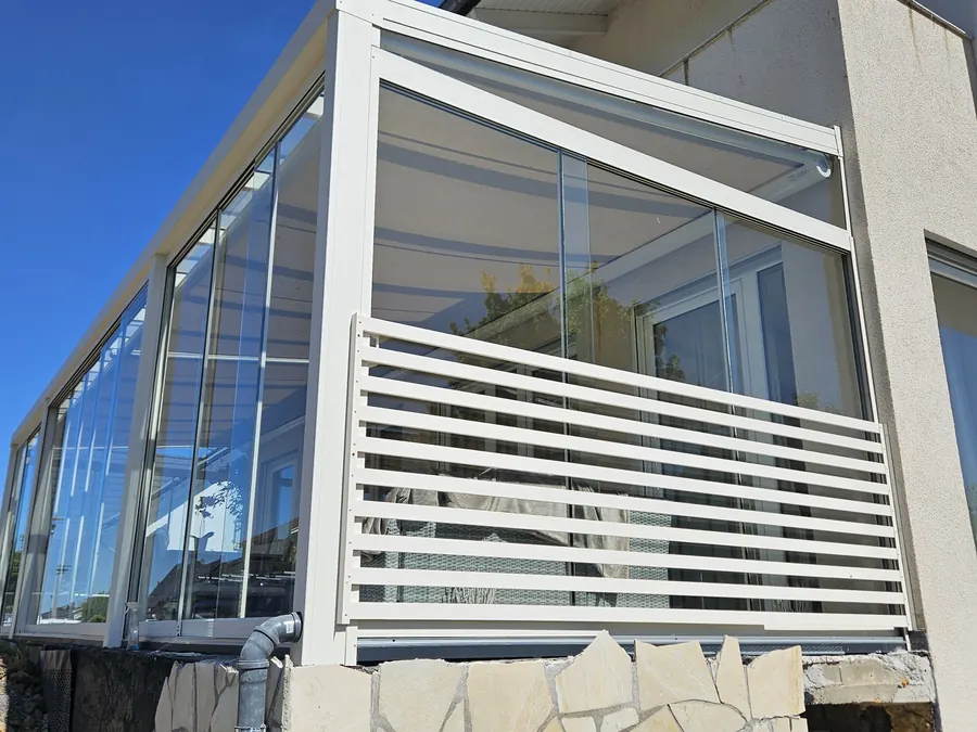 Glasschiebewände an der Seite eines Terrassendachs