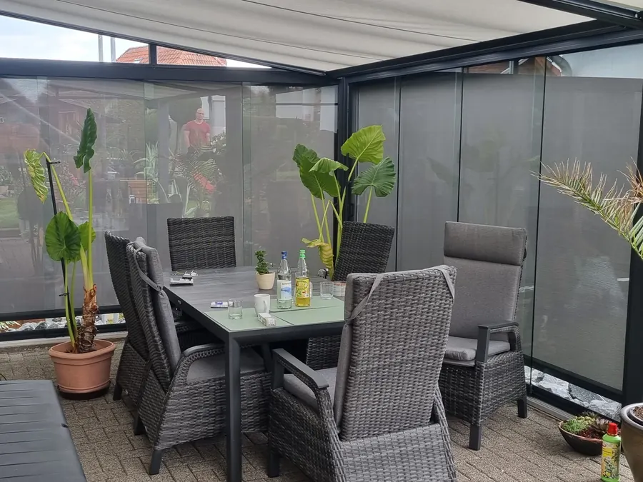 Senkrechtmarkise als Sichtschutz an der Seite eines Terrassendachs
