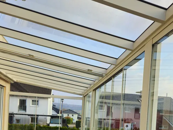 Kaltwintergarten mit Schiebewänden aus Glas, Blick von innen