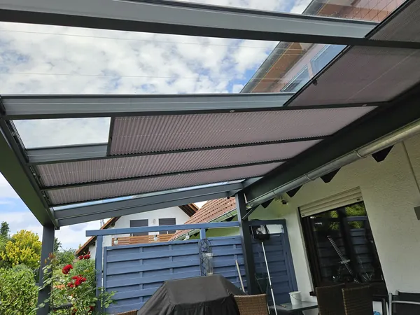 Unterdachmarkise unter dem Glasdach einer Terrasse