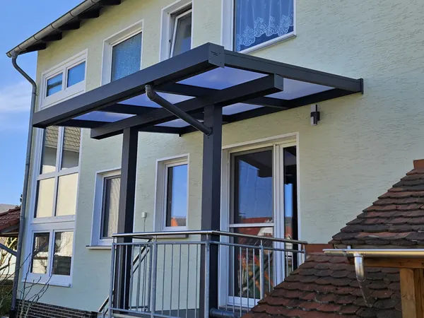 Vordach über dem Hauseingang mit Treppe